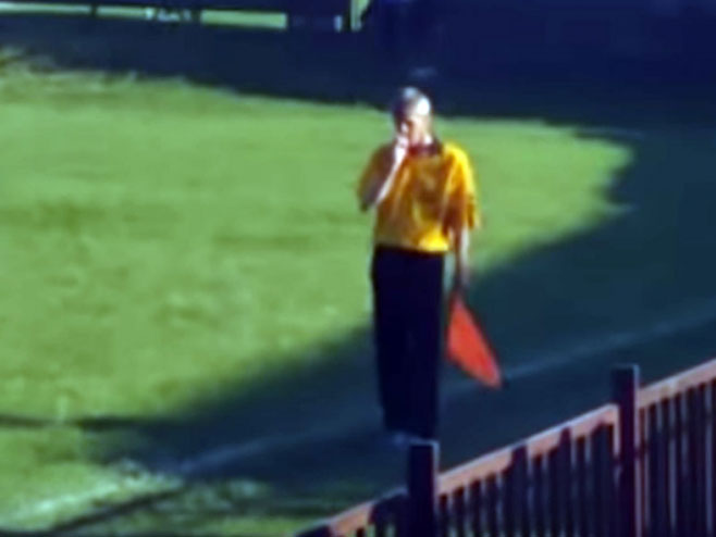 Sudija na utakmici zapalio cigaretu - Foto: Screenshot/YouTube