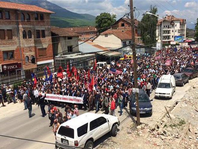 Dečani: Protesti Albanaca - Foto: TANЈUG