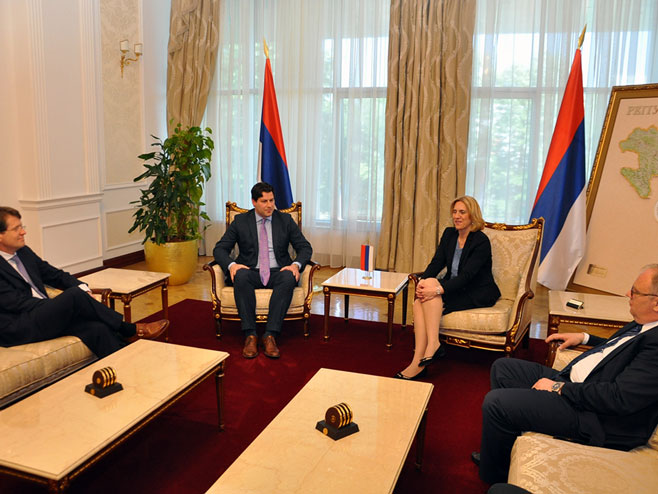 Premijerka Vlade Srpske sa predstavnicima Univerzizeta "DŽons Hopkings" - Foto: SRNA