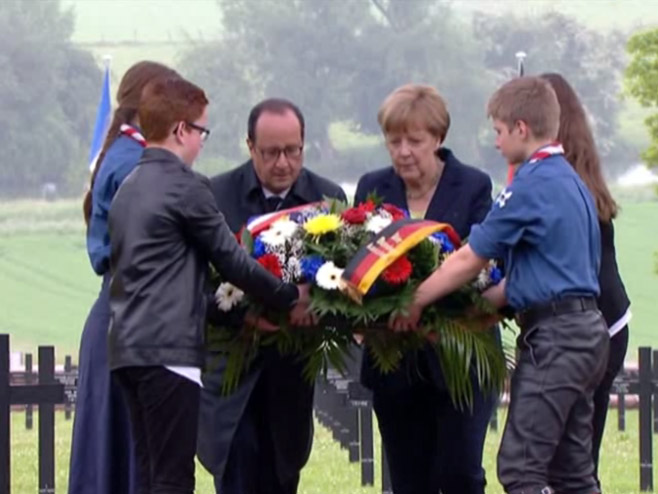 Fransoa Oland i Angela Merkel - Foto: Screenshot