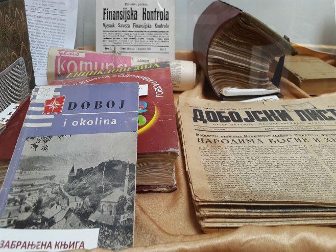 Doboj- Izložba povodom 70 godina Narodne biblioteke - Foto: SRNA