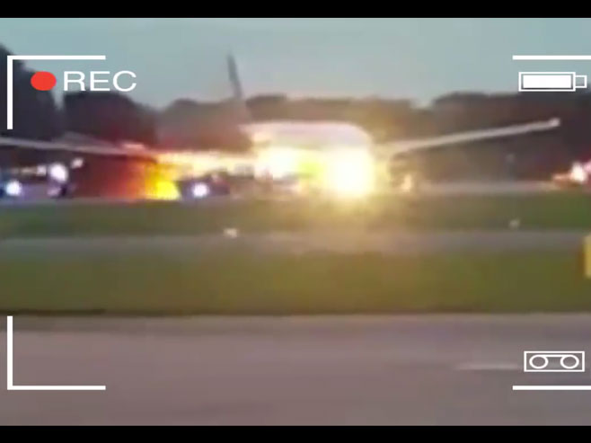 Zapaljen putnički avion - Foto: Screenshot/YouTube