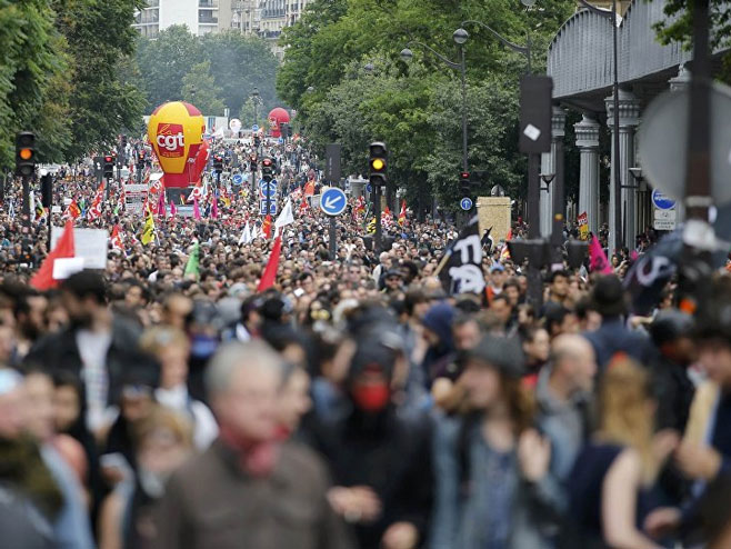 Protesti u Parizu (foto: www.rs.sputniknews.com/) - 