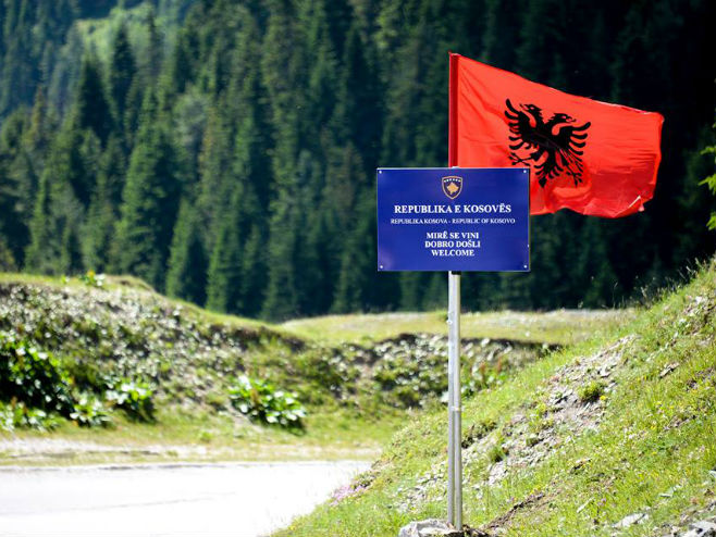 MUP Crne Gore uklonio albansku zastavu sa granice (Foto: VETËVENDOSJE! / Facebook) - 