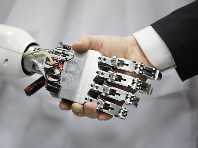 Čovjek i robot (Foto: Marija Semak, Fond perspektivnih istraživanja) - 