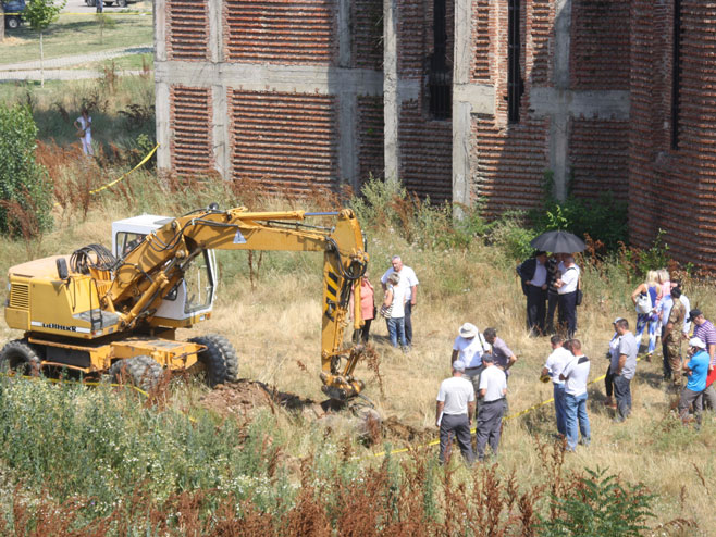 Prišrina - iskopavanje ispred Hrama Hrista Spasitelja - Foto: SRNA
