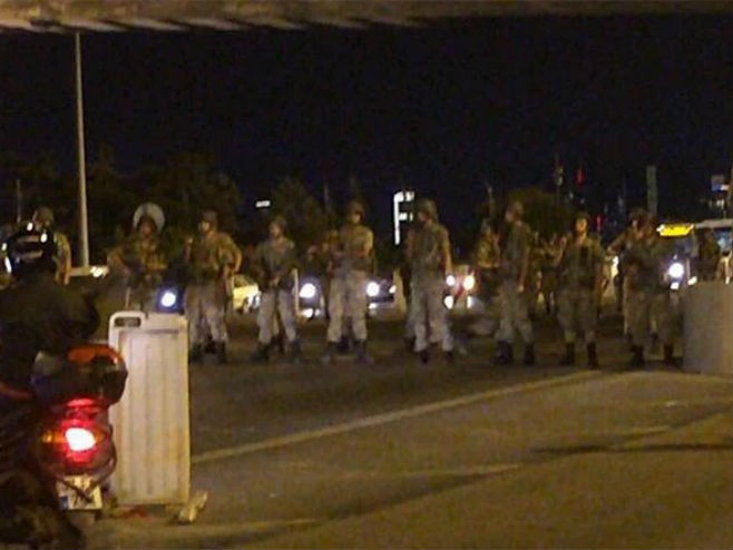 Vojska na ulicama Ankare (foto: Twitter @AliKheradpir) - 