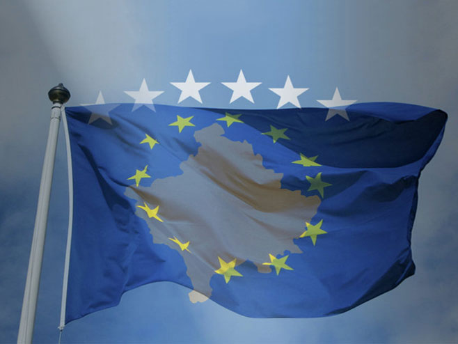 Zastave samoproglašene Republike Kosovo i EU (Foto: Flickr/Bobby Hidy/Kosovo Future Maker) - 
