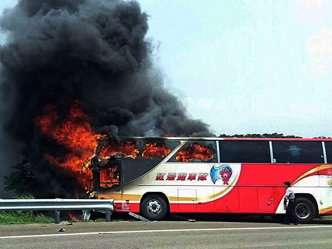 Kina: Autobus udario u ogradu i zapalio se - Foto: TANЈUG