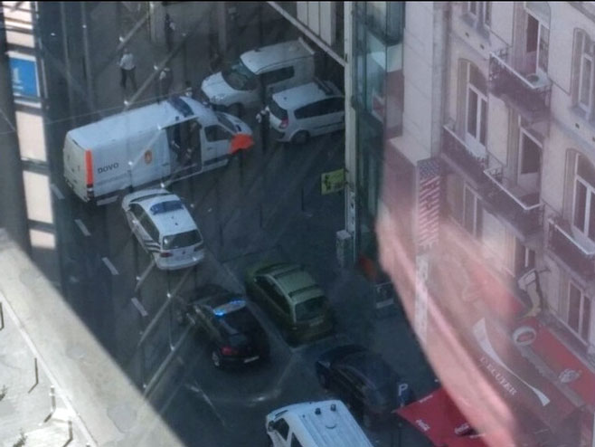 Brisel: Policija opkolila mušarca (Foto: Twitter) - 