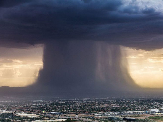 Meteorološka pojava koja izgleda kao eksplozija nuklearne bombe - Foto: klix.ba