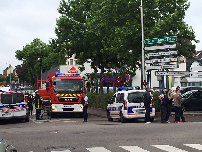 Otmičari drže taoce u Francuskoj crkvi (foto: Twitter/Fred Veille) - 