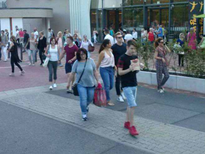 Evakuacija trgovačkog centra u Bremenu (foto: Martin von Schade/bild.de) - 