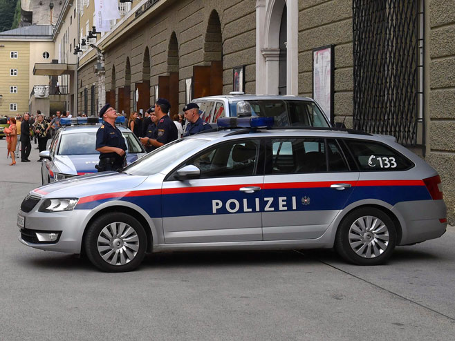 Austrijska policija (Foto: epa/Kerstin Joensson) - 