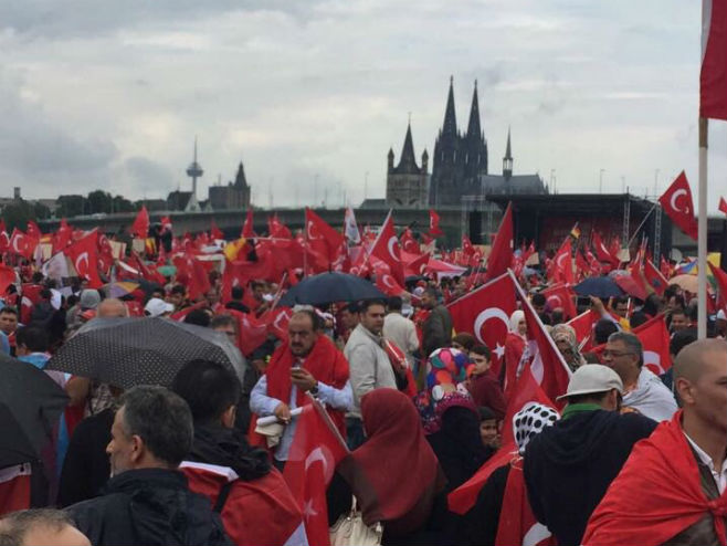 Erdoganove prostalice u Kelnu (foto: Twitter @By_ismailHakki) - 