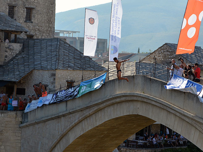 Mostar: Skokovi sa starog mosta - Foto: SRNA