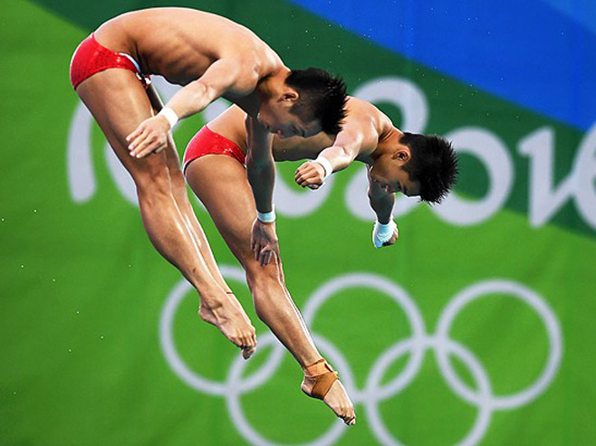 Kineski dvojac u sinhronim skokovima u vodu... epa/Bernd Thissen) - 