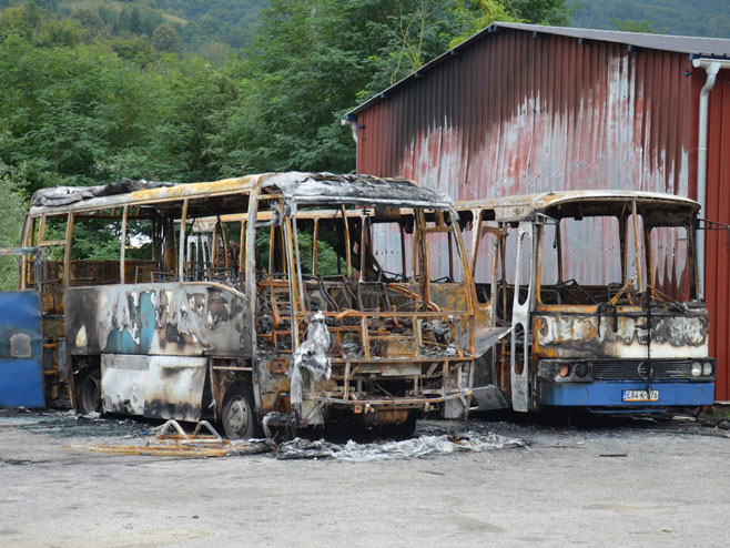 Srebrenica - izgorjeli autobusi - Foto: SRNA