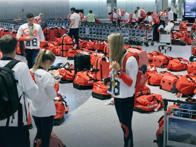 Zbunjeni britanski olimpijci na londonskom aerodromu (Foto: Twitter) - 
