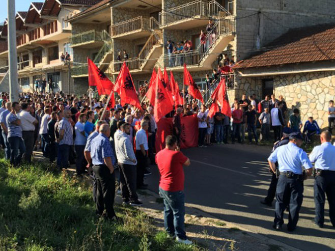 Mušutište, Albanci blokiraju dolazak Srba (Foto: Andrija Igić) - 