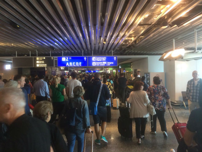 Evakuacija aerodroma u Frankfurtu (foto: Twitter @MinaMaged4real) - 
