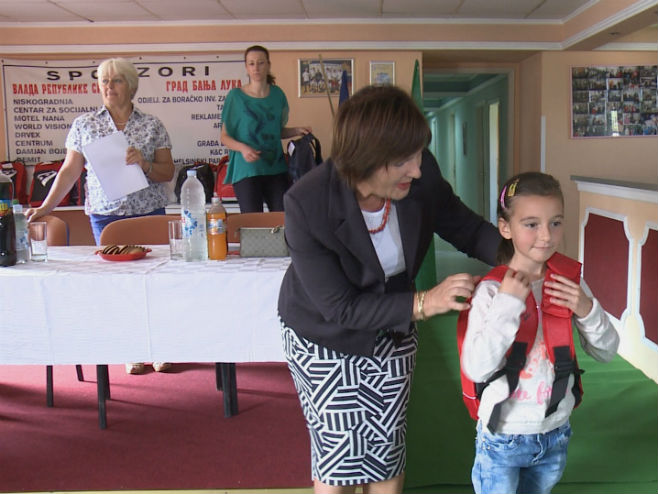 Zamjenica gradonačelnika Banjaluke Јasna Brkić uručila je osnovcima udžbenike i školski pribor - Foto: RTRS