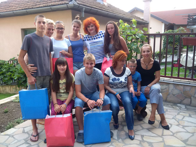 Aktiv žena SNSD Doboj donirao knjige štićenicima Doma za nezbrinutu djecu - Foto: RTRS