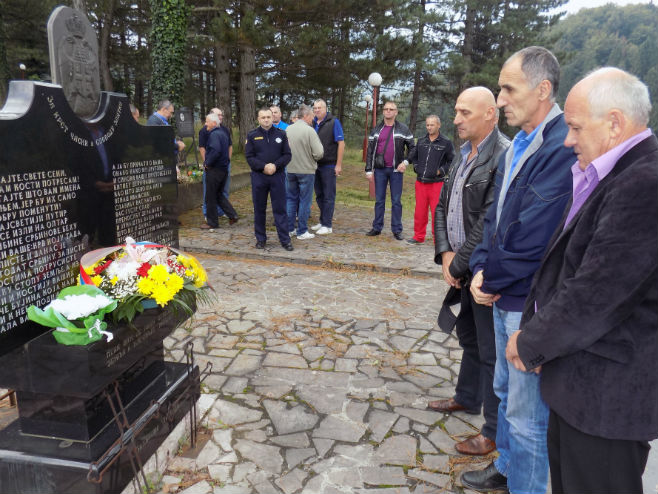 Vlasenica: Polaganje cvijeća kod spomen-obilježja u Vojničkom groblju - Foto: SRNA