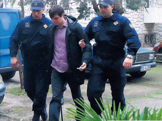 Đurić u pratnji policije (foto: http://www.cdm.me/) - 