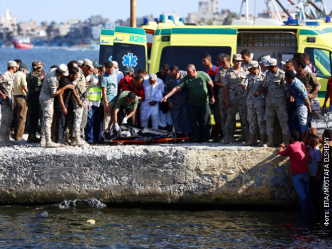 Hitna pomoć pomaže migrantima koji su preživeli brodolom - Foto: RTS