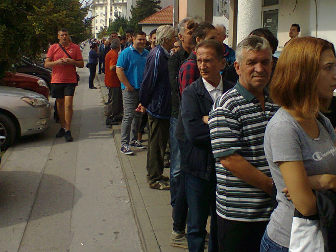 Red pred glasačkim mjestom u Novom Sadu - Foto: SRNA