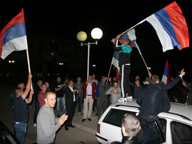 Trebinje - slavlje povodom referenduma (foto:trebinjelive.info) - 