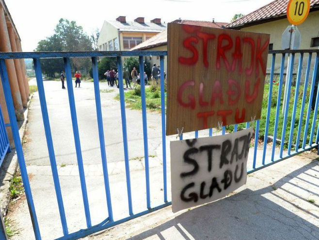 Radnici Tvornice transportnih uređaja u Tuzli stupili u štrajk glađu - Foto: klix.ba