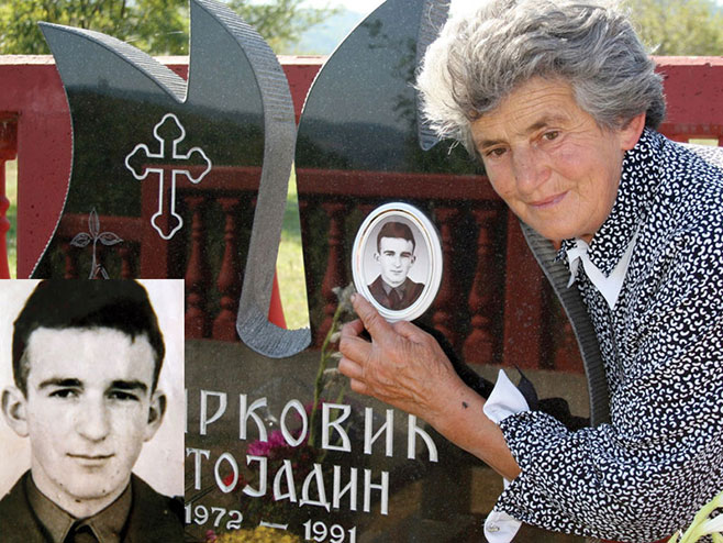 Majka na grobu Stojadina Mirkovića (foto:zlocininadsrbima.com) - 