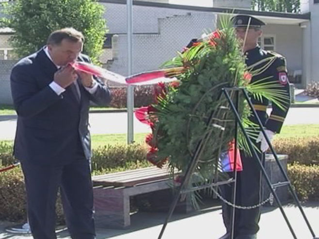 Predsjednik Dodik položio vijenac na spomenik Milanu Јeliću - Foto: RTRS