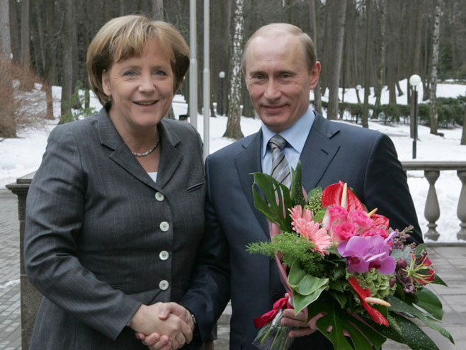Angela Merkel i Vladimir Putin (Foto: POOL) - 