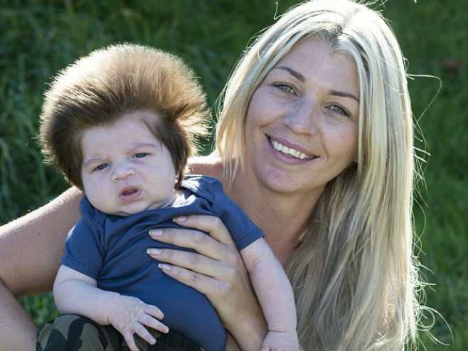 Beba sa neobičnom frizurom (Foto: Mirrorpix) - 