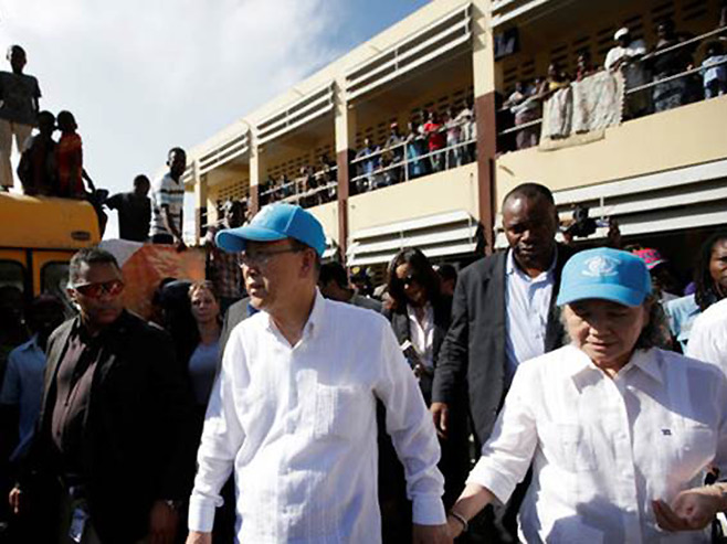 Ban Ki Mun na Haitiju (Foto: indianexpress.com) - 