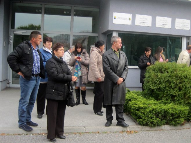 Suđenje Oriću: Srpske porodice dočekala zatvorena vrata suda - Foto: SRNA