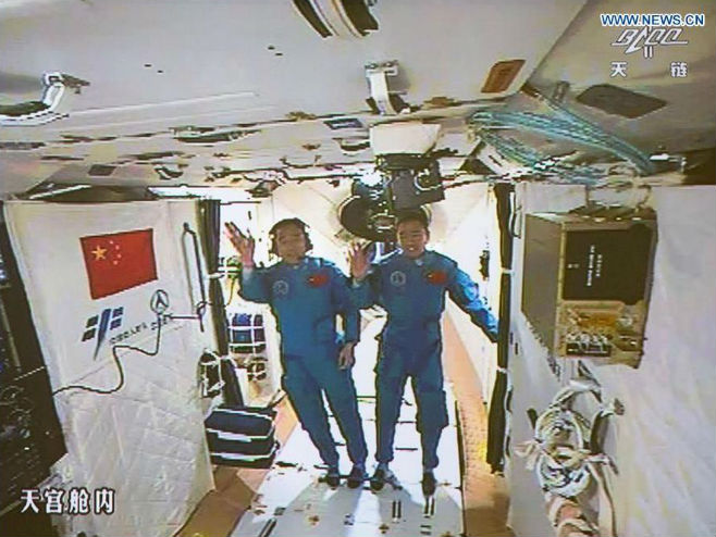 Kineski astronauti u svemirskoj laboratoriji (Foto:Xinhua/Ju Zhenhua) - 