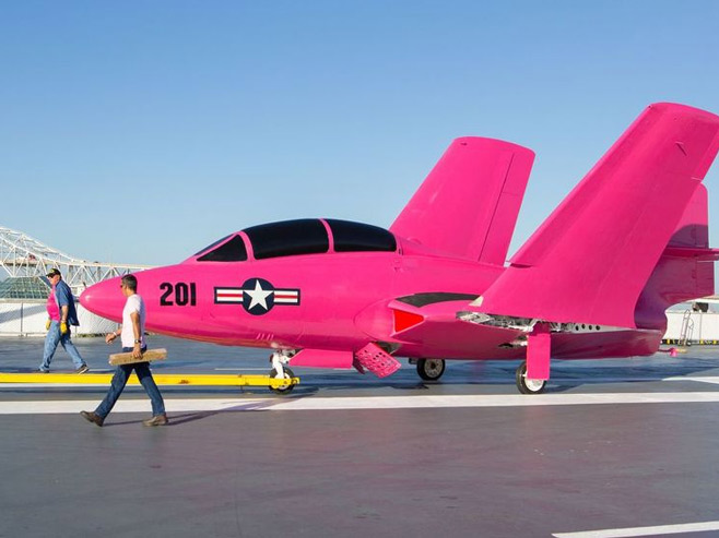 Ofarbali avion u roze boju u znak borbe protiv raka - Foto: klix.ba