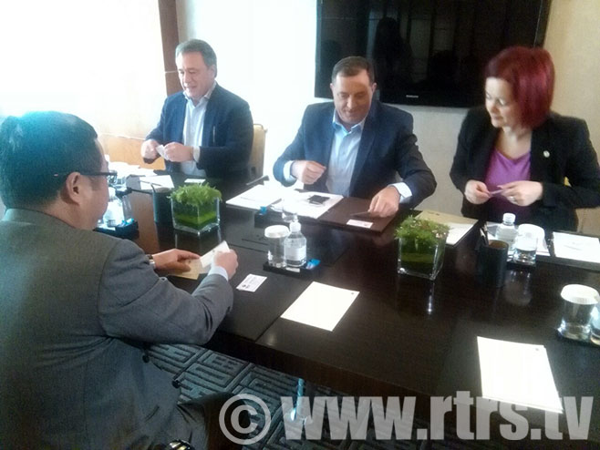 Dodik s predstavnicima "Čajna Pauer-Sinohidro korporacije" - Foto: RTRS