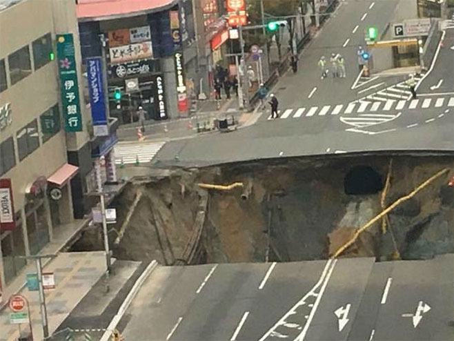 Ogromna rupa „progutala“ dio ulice u japanskom gradu - Foto: RTS