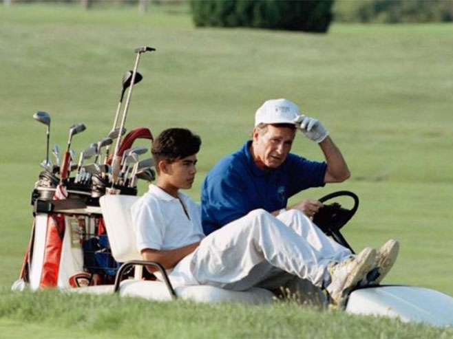 Oprema za golf DŽordž Buša prodaza za  30.000 dolara - Foto: Screenshot