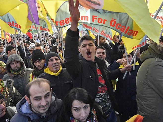 Protesti Kurda u Kelnu  (Foto:AP Photo/ Martin Meissner) - 