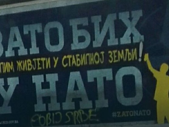 Na plakatu NATO uvredljiva poruka protiv Srba  (Foto:trebevic.net / Promo) - 