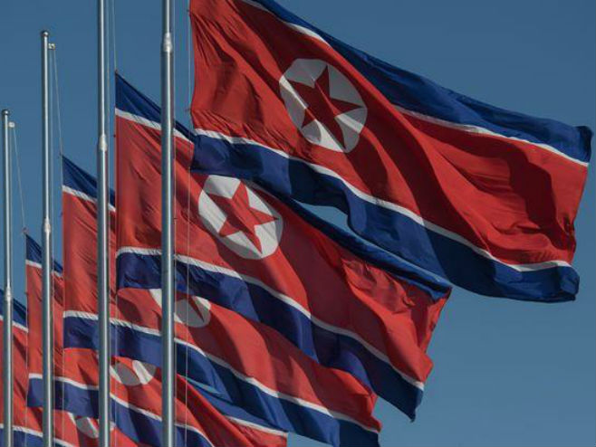 Sjevernokorejske zastave na pola koplja - Foto: AFP