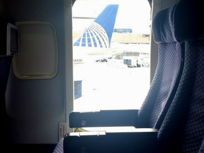 Žena iskočila iz aviona na aerodromu u Hjustonu (Foto: Twitter) - 