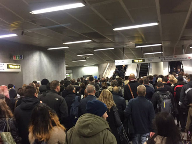 Evakuisana Kings kros metro stanica u Londonu (Foto: Twitter@gilles_roland) - 