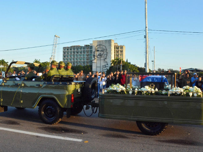Posmrtni ostaci Fidela Kastra ispred muzeja posvećenom Ernestu "Če" Gevari - Foto: AFP